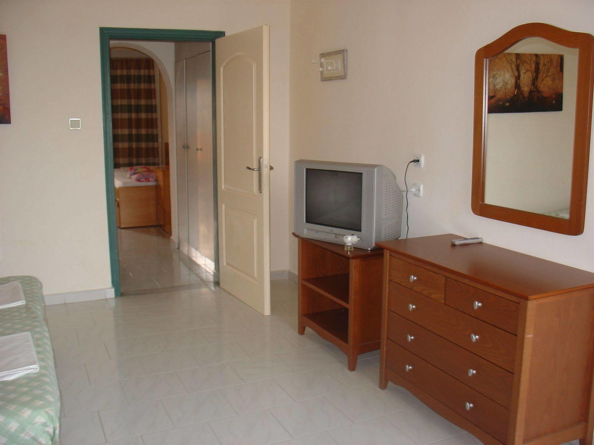 Lyristis Dinos Studios & Apartments Faliraki Ngoại thất bức ảnh